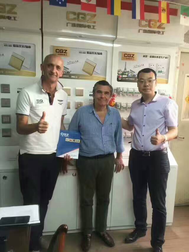 意大利著(zhù)名光頭教練對我們廣珠電氣產(chǎn)品很滿(mǎn)意！第二次蒞臨我司洽談合作！